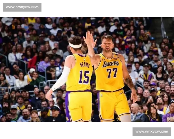 里弗斯官宣拒绝湖人 4 年 8900 万，詹姆斯祝福引争议，湖人陷入被动困局